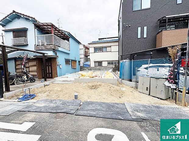 周辺は落ち着いた街並みの住宅地！子育てがしやすい住環境です！まだ未完成ですが、現地でしかわからない事もございます。是非一度ご覧ください。