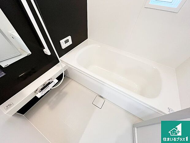 足をゆったり伸ばして寛げる浴槽です。窓が設けられていますので差し込む光が明るく穏やかな雰囲気にしてくれます♪浴室乾燥機も設置しているので、雨の日の洗濯物も安心です♪