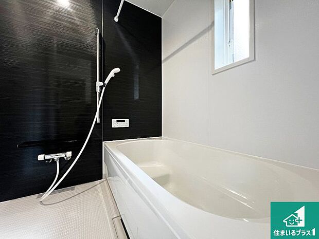 足をゆったり伸ばして寛げる浴槽です。窓が設けられていますので差し込む光が明るく穏やかな雰囲気にしてくれます♪浴室乾燥機も設置しているので、雨の日の洗濯物も安心です♪