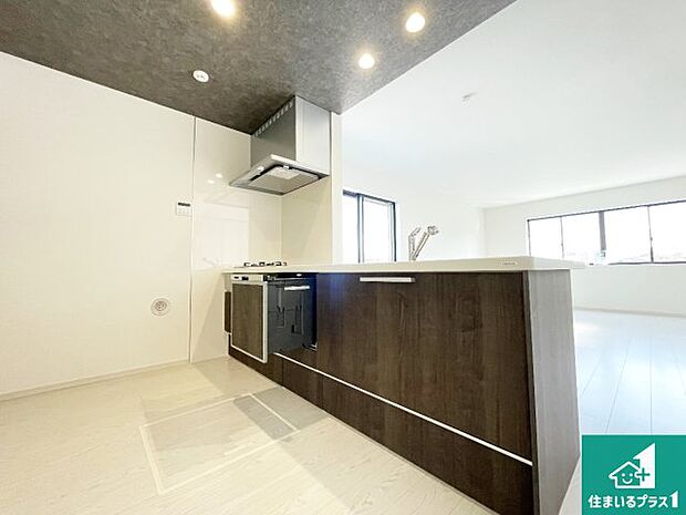 リビングと統一感があり、使い勝手のいいキッチン。広々としているので、二人並んで作業が出来ちゃいます。お子様と一緒に色々なお料理に挑戦できるスペースがあります