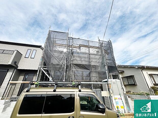 周辺は落ち着いた街並みの住宅地！子育てがしやすい住環境です！まだ未完成ですが、現地でしかわからない事もございます。是非一度ご覧ください。