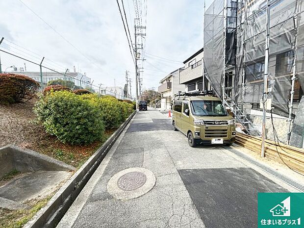 周辺は落ち着いた街並みの住宅地！子育てがしやすい住環境です！まだ未完成ですが、現地でしかわからない事もございます。是非一度ご覧ください。