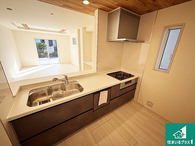 リビングと統一感があり、使い勝手のいいキッチン。広々としているので、二人並んで作業が出来ちゃいます。お子様と一緒に色々なお料理に挑戦できるスペースがあります。