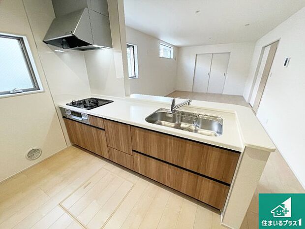 リビングと統一感があり、使い勝手のいいキッチン。広々としているので、二人並んで作業が出来ちゃいます。お子様と一緒に色々なお料理に挑戦できるスペースがあります。