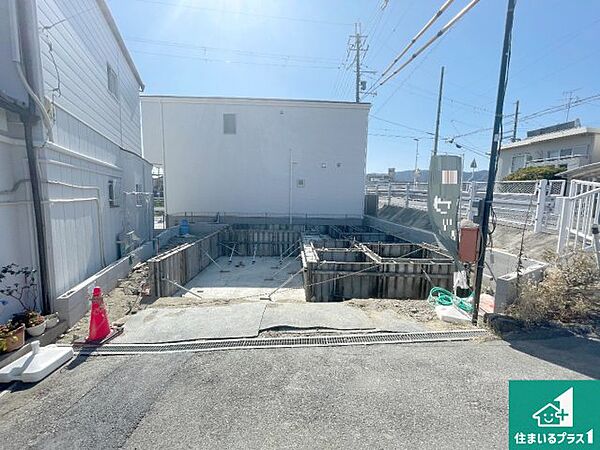 周辺は落ち着いた街並みの住宅地！子育てがしやすい住環境です！まだ未完成ですが、現地でしかわからない事もございます。是非一度ご覧ください。