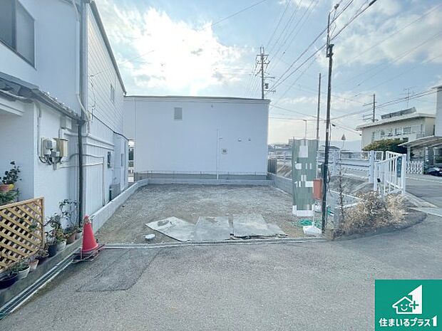 周辺は落ち着いた街並みの住宅地!子育てがしやすい住環境です!まだ未完成ですが、現地でしかわからない事もございます。是非一度ご覧ください。