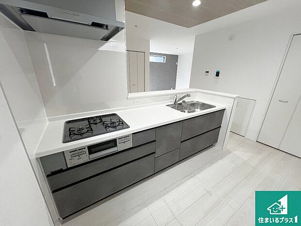 リビングと統一感があり、使い勝手のいいキッチン。広々としているので、二人並んで作業が出来ちゃいます。お子様と一緒に色々なお料理に挑戦できるスペースがあります。