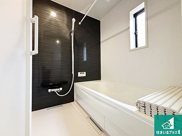 足をゆったり伸ばして寛げる浴槽です。窓が設けられていますので差し込む光が明るく穏やかな雰囲気にしてくれます♪浴室乾燥機も設置しているので、雨の日の洗濯物も安心です♪