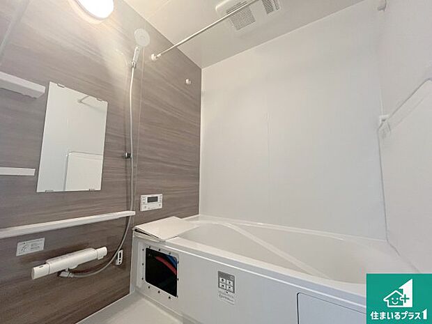 足をゆったり伸ばして寛げる浴槽です。窓が設けられていますので差し込む光が明るく穏やかな雰囲気にしてくれます♪浴室乾燥機も設置しているので、雨の日の洗濯物も安心です♪