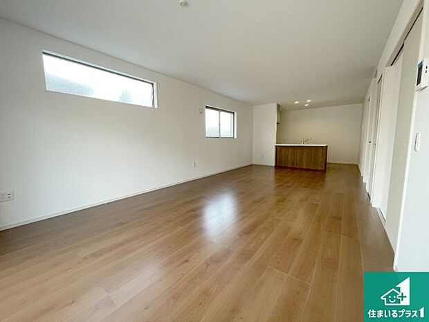 シンプルなリビングは、観葉植物等のインテリアを楽しめますね!パパ好みにも、ママ好みにも家具次第で雰囲気を変えることができます!