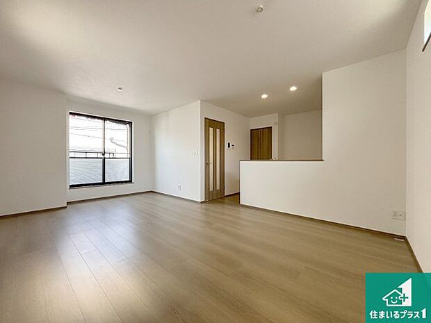 日当たり良好の明るいリビングで朝の目覚めもスッキリできそう!対面キッチンでご家族のコミュニケーションも自然と増える設計!小さなお子様が遊ぶスペースを作っても広々とくつろげるLDK!