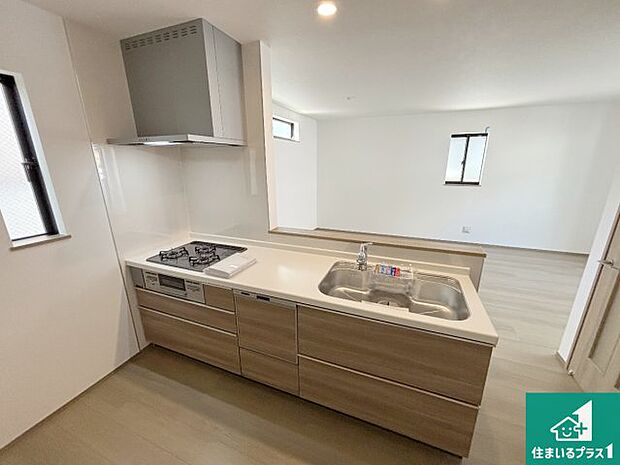 リビングと統一感があり、使い勝手のいいキッチン。広々としているので、二人並んで作業が出来ちゃいます。お子様と一緒に色々なお料理に挑戦できるスペースがあります。