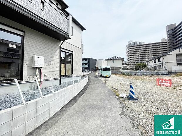 周辺は落ち着いた街並みの住宅地!子育てがしやすい住環境です!まだ未完成ですが、現地でしかわからない事もございます。是非一度ご覧ください。