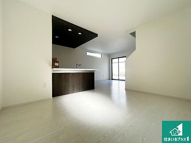 シンプルなリビングは、観葉植物等のインテリアを楽しめますね!パパ好みにも、ママ好みにも家具次第で雰囲気を変えることができます!