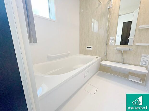 足をゆったり伸ばして寛げる浴槽です。窓が設けられていますので差し込む光が明るく穏やかな雰囲気にしてくれます♪浴室乾燥機も設置しているので、雨の日の洗濯物も安心です♪