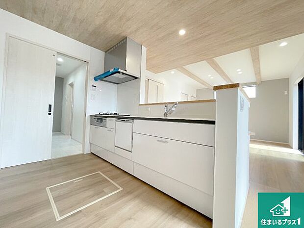 リビングと統一感があり、使い勝手のいいキッチン。広々としているので、二人並んで作業が出来ちゃいます。お子様と一緒に色々なお料理に挑戦できるスペースがあります。