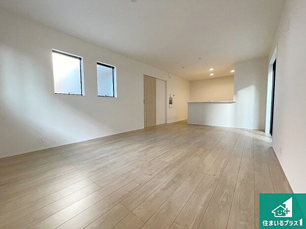 シンプルなリビングは、観葉植物等のインテリアを楽しめますね!パパ好みにも、ママ好みにも家具次第で雰囲気を変えることができます!