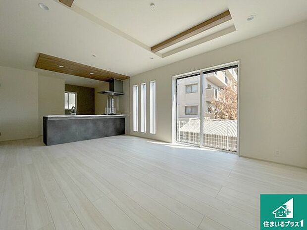 シンプルなリビングは、観葉植物等のインテリアを楽しめますね!パパ好みにも、ママ好みにも家具次第で雰囲気を変えることができます!