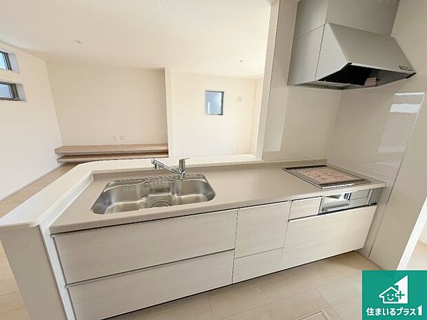 リビングと統一感があり、使い勝手のいいキッチン。広々としているので、二人並んで作業が出来ちゃいます。お子様と一緒に色々なお料理に挑戦できるスペースがあります。