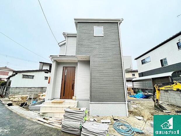 周辺は落ち着いた街並みの住宅地!子育てがしやすい住環境です!まだ未完成ですが、現地でしかわからない事もございます。是非一度ご覧ください。