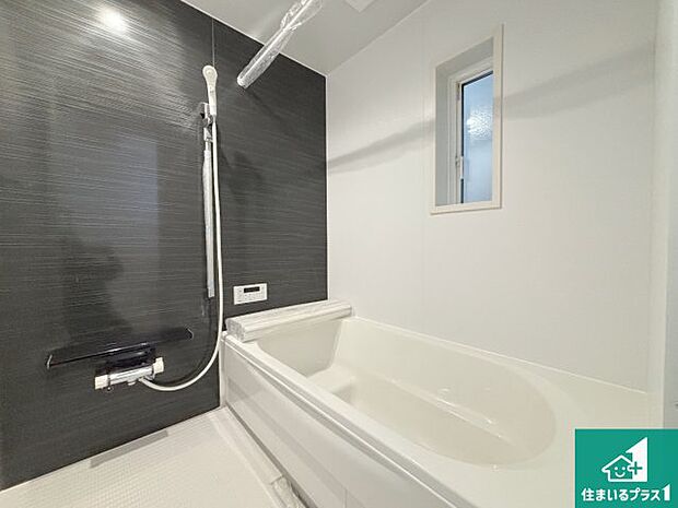 足をゆったり伸ばして寛げる浴槽です。窓が設けられていますので差し込む光が明るく穏やかな雰囲気にしてくれます♪浴室乾燥機も設置しているので、雨の日の洗濯物も安心です♪