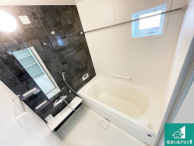 足をゆったり伸ばして寛げる浴槽です。窓が設けられていますので差し込む光が明るく穏やかな雰囲気にしてくれます♪浴室乾燥機も設置しているので、雨の日の洗濯物も安心です♪