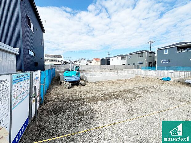 周辺は落ち着いた街並みの住宅地!子育てがしやすい住環境です!まだ未完成ですが、現地でしかわからない事もございます。是非一度ご覧ください。