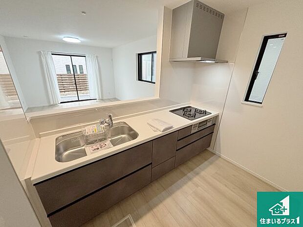 リビングと統一感があり、使い勝手のいいキッチン。広々としているので、二人並んで作業が出来ちゃいます。お子様と一緒に色々なお料理に挑戦できるスペースがあります。