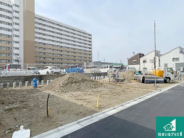 周辺は落ち着いた街並みの住宅地!子育てがしやすい住環境です!まだ未完成ですが、現地でしかわからない事もございます。是非一度ご覧ください。