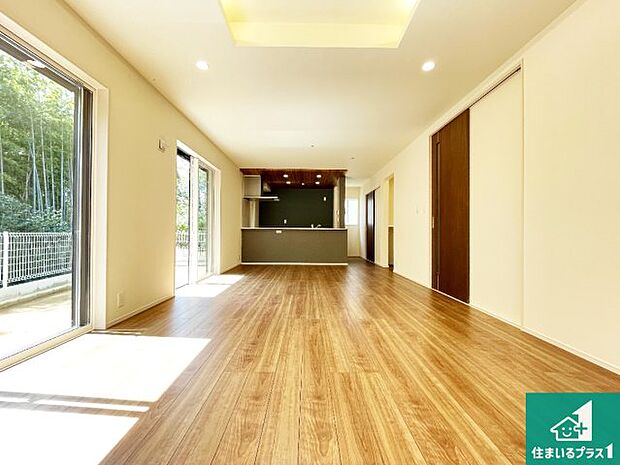 日当たり良好の明るいリビングで朝の目覚めもスッキリできそう!対面キッチンでご家族のコミュニケーションも自然と増える設計!小さなお子様が遊ぶスペースを作っても広々とくつろげるLDK!