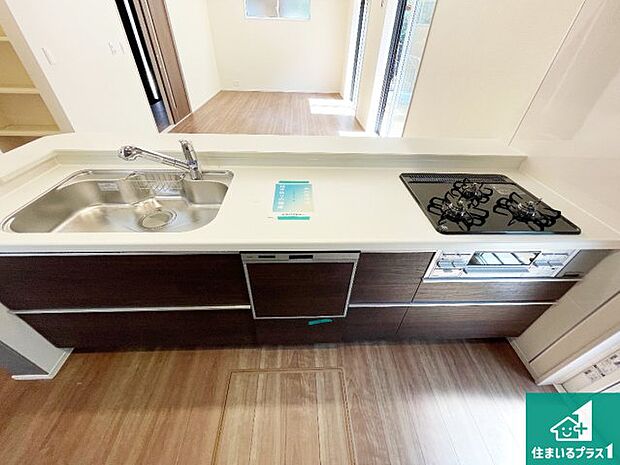 リビングと統一感があり、使い勝手のいいキッチン。広々としているので、二人並んで作業が出来ちゃいます。お子様と一緒に色々なお料理に挑戦できるスペースがあります。