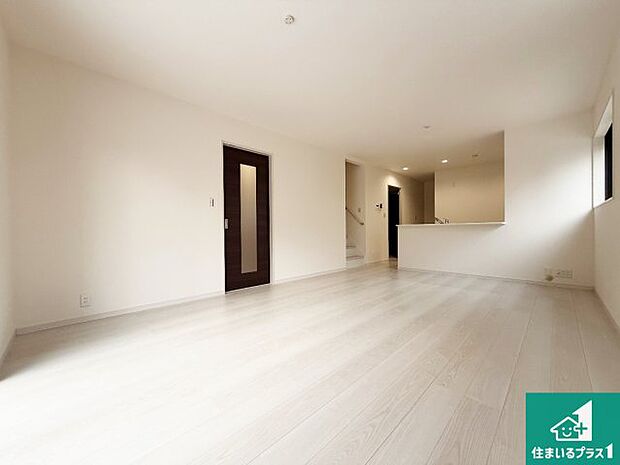 シンプルなリビングは、観葉植物等のインテリアを楽しめますね!パパ好みにも、ママ好みにも家具次第で雰囲気を変えることができます!