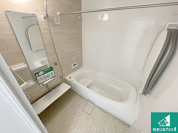 足をゆったり伸ばして寛げる浴槽です。浴室乾燥機も設置しているので、雨の日の洗濯物も安心です♪