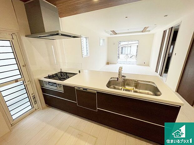 子供を見守りながらお料理が出来るため家族のコミュニケーションか増えます♪スペースが広く確保されている為お子様が大きくなったときは一緒に料理を楽しめます♪