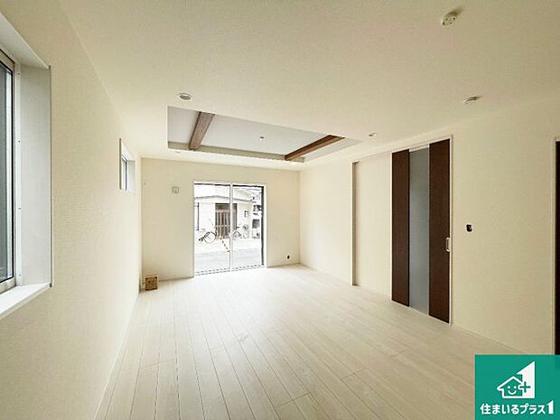 明るいリビングで朝の目覚めもスッキリできそう!対面キッチンでご家族のコミュニケーションも自然と増える設計!小さなお子様が遊ぶスペースを作っても広々とくつろげるLDK!