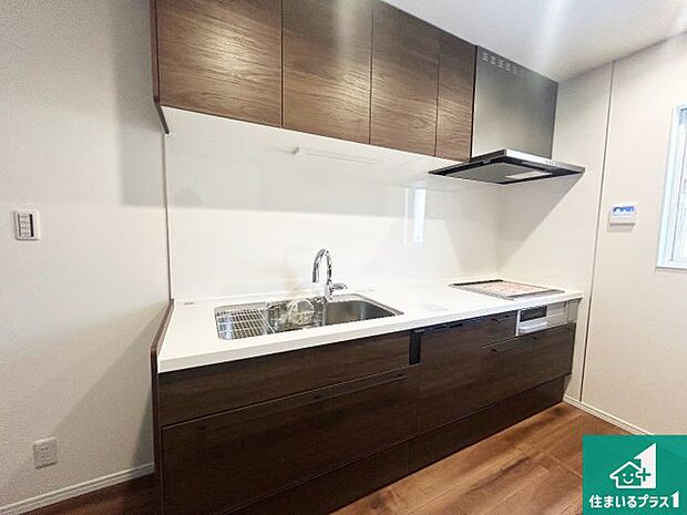 リビングと統一感があり、使い勝手のいいキッチン。広々としているので、二人並んで作業が出来ちゃいます。お子様と一緒に色々なお料理に挑戦できるスペースがあります。