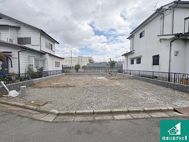 周辺は落ち着いた街並みの住宅地!子育てがしやすい住環境です!まだ未完成ですが、現地でしかわからない事もございます。是非一度ご覧ください。
