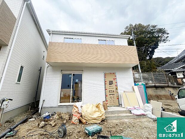 周辺は落ち着いた街並みの住宅地!子育てがしやすい住環境です!まだ未完成ですが、現地でしかわからない事もございます。是非一度ご覧ください。