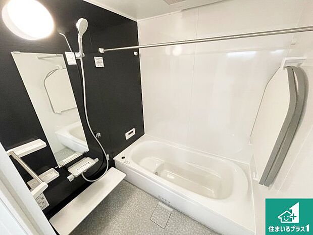 足をゆったり伸ばして寛げる浴槽です。窓が設けられていますので差し込む光が明るく穏やかな雰囲気にしてくれます♪浴室乾燥機も設置しているので、雨の日の洗濯物も安心です♪