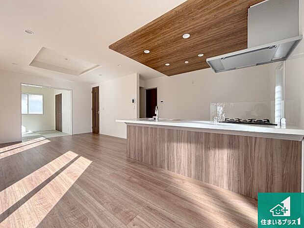 明るいリビングで朝の目覚めもスッキリできそう！対面キッチンでご家族のコミュニケーションも自然と増える設計！小さなお子様が遊ぶスペースを作っても広々とくつろげるLDK！