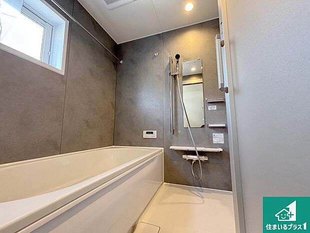 足をゆったり伸ばして寛げる浴槽です。窓が設けられていますので差し込む光が明るく穏やかな雰囲気にしてくれます♪浴室乾燥機も設置しているので、雨の日の洗濯物も安心です♪