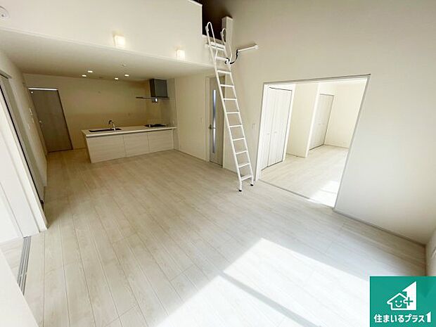 日当たり良好の明るいリビングで朝の目覚めもスッキリできそう!対面キッチンでご家族のコミュニケーションも自然と増える設計!小さなお子様が遊ぶスペースを作っても広々とくつろげるLDK!