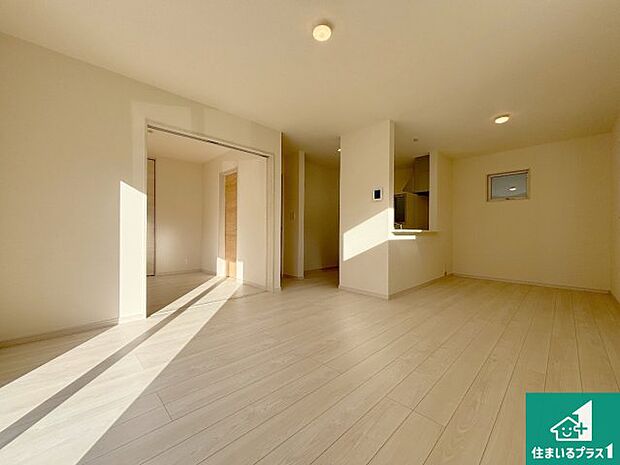 シンプルなリビングは、観葉植物等のインテリアを楽しめますね!パパ好みにも、ママ好みにも家具次第で雰囲気を変えることができます!