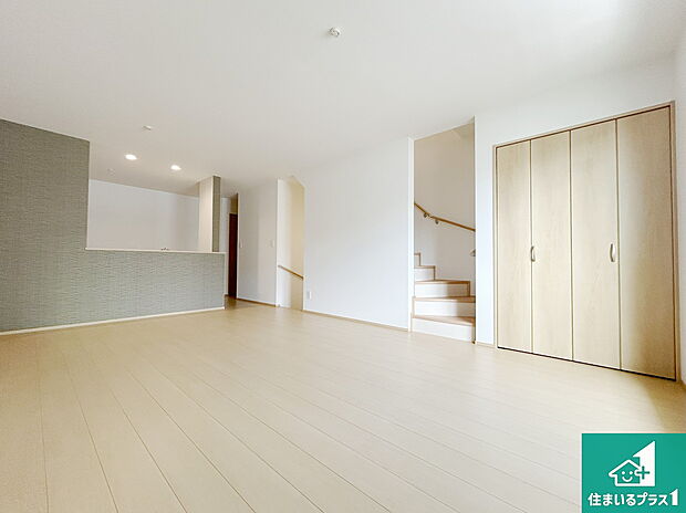 シンプルなリビングは、観葉植物等のインテリアを楽しめますね!パパ好みにも、ママ好みにも家具次第で雰囲気を変えることができます!