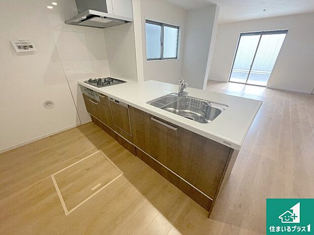 リビングと統一感があり、使い勝手のいいキッチン。広々としているので、二人並んで作業が出来ちゃいます。お子様と一緒に色々なお料理に挑戦できるスペースがあります。