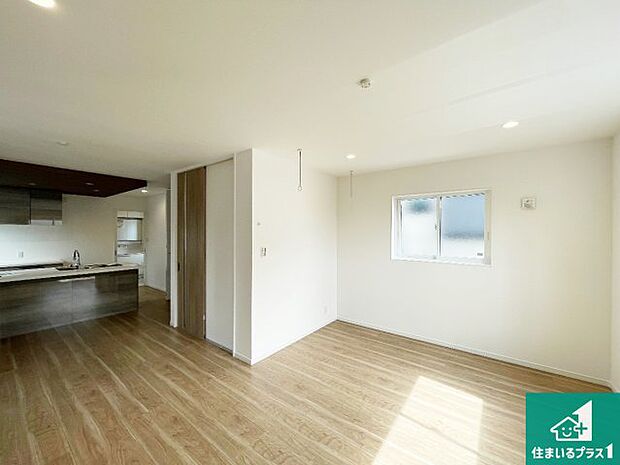 日当たり良好の明るいリビングで朝の目覚めもスッキリできそう!対面キッチンでご家族のコミュニケーションも自然と増える設計!小さなお子様が遊ぶスペースを作っても広々とくつろげるLDK!