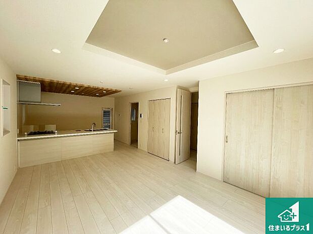 日当たり良好の明るいリビングで朝の目覚めもスッキリできそう！対面キッチンでご家族のコミュニケーションも自然と増える設計！小さなお子様が遊ぶスペースを作っても広々とくつろげるLDK！