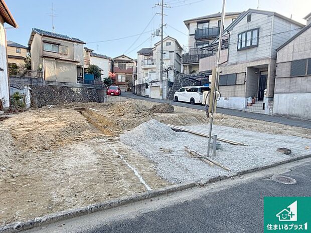 周辺は落ち着いた街並みの住宅地！子育てがしやすい住環境です！まだ未完成ですが、現地でしかわからない事もございます。是非一度ご覧ください。