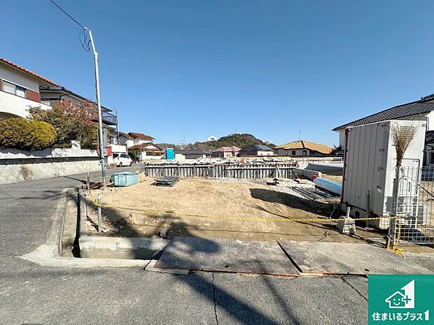 周辺は落ち着いた街並みの住宅地！子育てがしやすい住環境です！まだ未完成ですが、現地でしかわからない事もございます。是非一度ご覧ください。