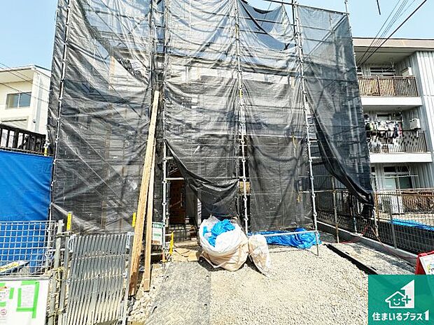 周辺は落ち着いた街並みの住宅地!子育てがしやすい住環境です!まだ未完成ですが、現地でしかわからない事もございます。是非一度ご覧ください。